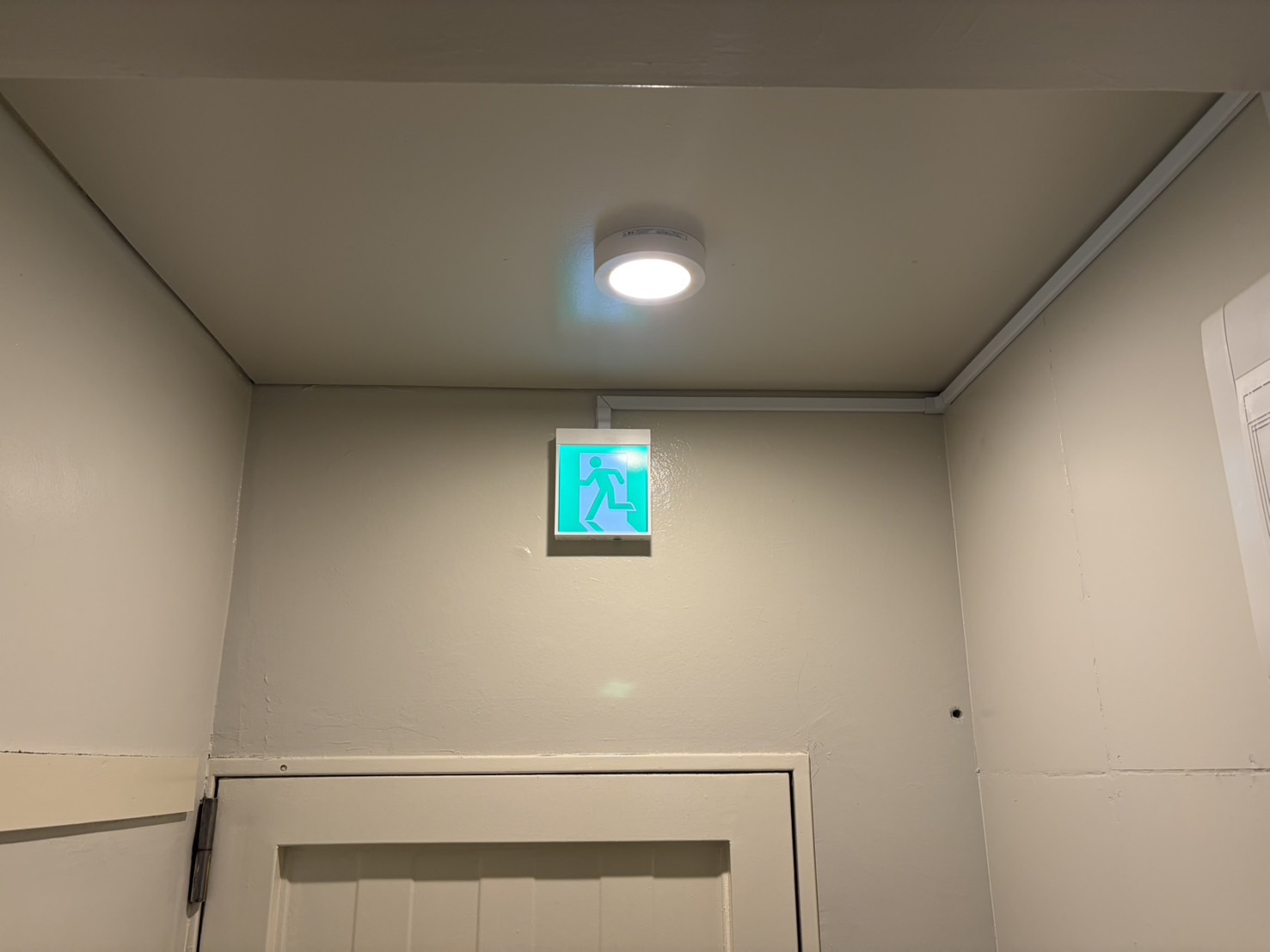 すげたクリニック誘導灯取付工事